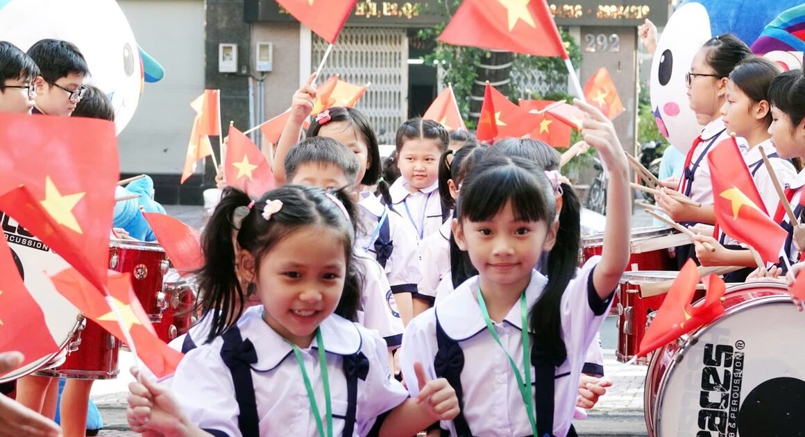 NỀN GIÁO DỤC VIỆT NAM ĐANG CHUYỂN MÌNH NHƯ THẾ NÀO TRONG NỬA ĐỜI ĐỔI MỚI TOÀN DIỆN?