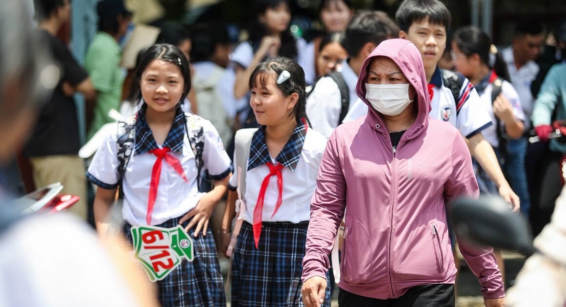 ĐỒNG PHỤC HỌC SINH: CÂU CHUYỆN GIÁ CẢ VÀ CHẤT LƯỢNG ĐANG GÂY BỨC XÚC CHO PHỤ HUYNH