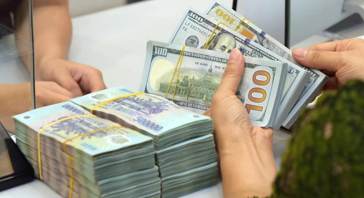 TĂNG VỘT TỶ GIÁ VÀ LẶC LÊN CỦA LÃI SUẤT, CƠN ÁP LỰC CUỐI NĂM GẦN KỀ!