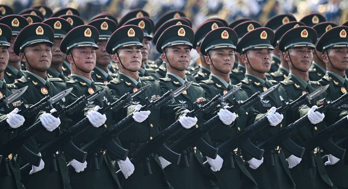 BINH ĐOÀN KHỦNG KHIẾP VỚI VŨ KHÍ TƯƠNG LAI ĐẦY GẦN, ĐẲNG CẤP CỦA TRUNG QUỐC TRONG CUỘC DUYỆT BINH SÁNG 3.9!