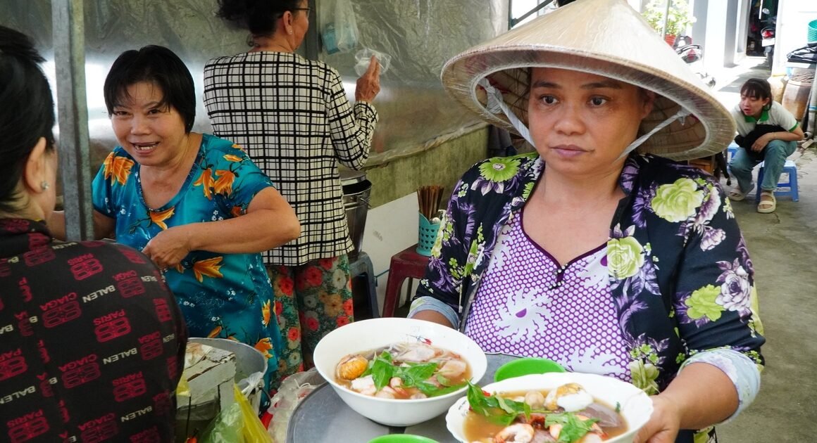 BÀ CHỦ QUÁN BÚN MẮM Ở MIỀN TÂY CHỐT CHẶT GIỚI HẠN, DÙ ĐẮT KHÁCH VẪN KHÔNG BÁN NHIỀU!