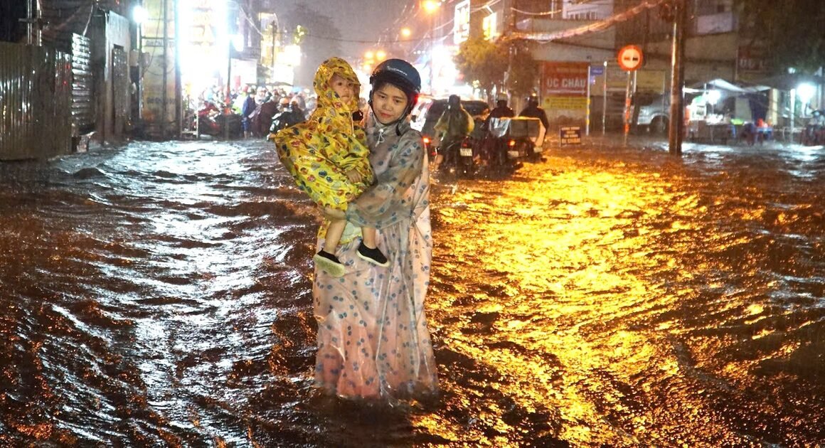 SỨC GẦN ĐẾN CÁC BẠN: BÃO SIÊU MẠNH RASAGA ĐANG BÓNG THEO BÁO ĐỘNG ĐẾN NƯỚC TA!