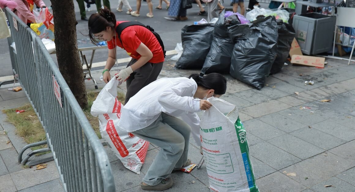 NGUYỄN KHÁNH LY 17 TUỔI BÊN MÌNH, BẠN SẼ KHÔNG TIN ĐƯỢC CÁCH CÔ GÁI TRẺ TỰ GỌI LÀ MỸ NHÂN NÀY ĐÃ GÓP PHẦN XÂY DỰNG TỔ QUỐC NHƯ THẾ NÀO!