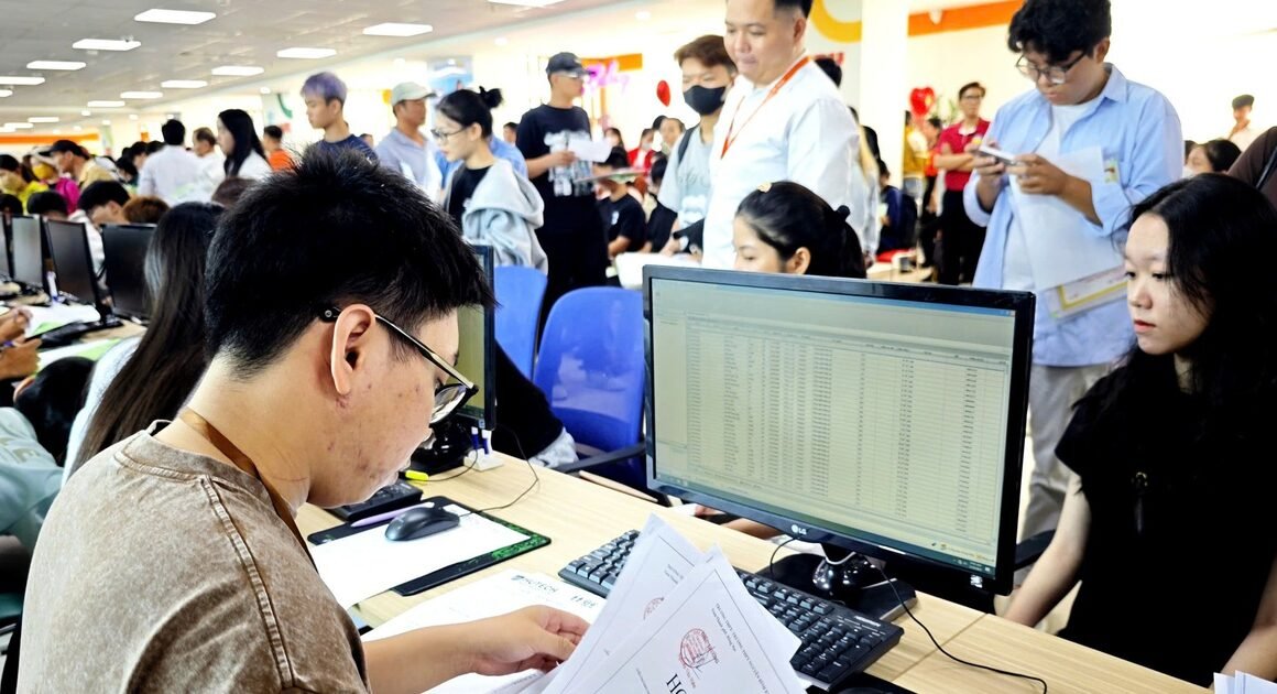 ĐIỀU CHỈNH XÉT TUYỂN ĐẠI HỌC 2026: BỊ KHÓ KHĂN, HAY ĐANG CHỜ ĐÓN NHỮNG ĐỘT PHÁ?