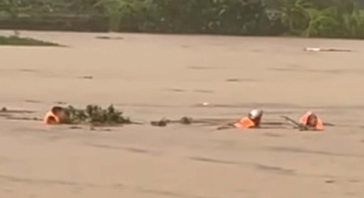 NGƯỜI CẢNH SÁT PHÚ THỌ CHIẾN ĐẤU CHỐNG CHỢT LŨ, DŨNG CẢM CỨU NGƯỜI GIỮA DÒNG NƯỚC CHẢY XIẾT