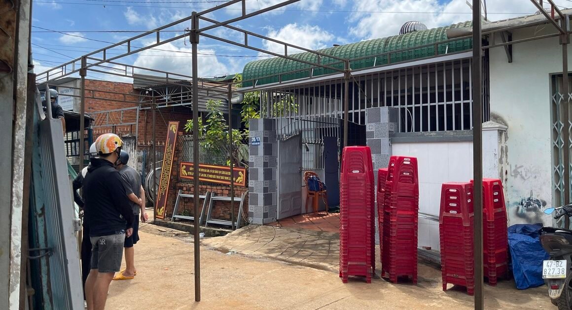 CẬU BÉ NHẢY RA KHỎI XÁC MẸ ĐỂ CỨU BẠN TRẺ, SỐNG CHẾT CHỚP NHOÁNG TRƯỚC NGHI PHẠM ĐANG TRUY ĐUỔI GẦN ĐẾN THEO SAU!