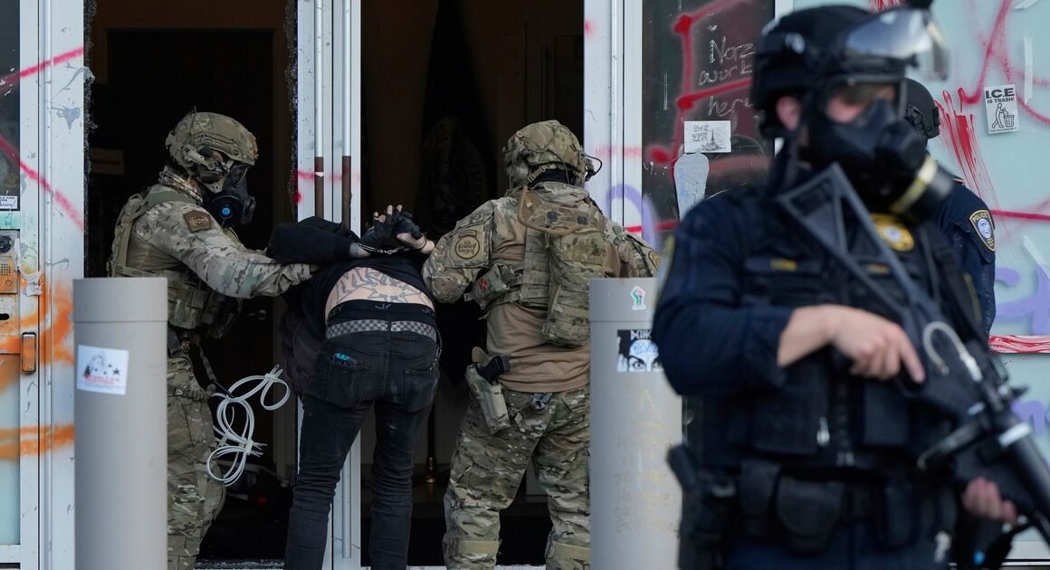 TỔNG THỐNG DONALD TRUMP RA LỆNH GÂY CHO NGHỊCH CẢNH ĐỐI ĐẨY ĐỐI VỚI NHỮNG KẺ KHỦNG BỐ NỘI ĐỊA Ở PORTLAND!