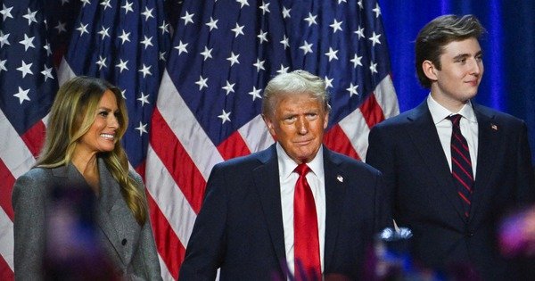 ÔNG DONALD TRUMP CÙNG GIA ĐÌNH XUẤT HIỆN MỪNG CHIẾN THẮNG ĐỂ LẠI KHÓI MINH KHÁI KHÁI