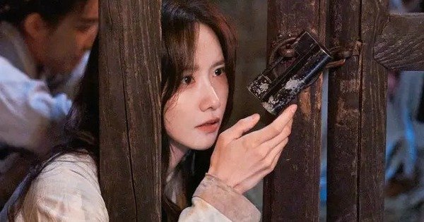 NHAN SẮC DOANH CHOÁNG CỦA “NỮ THẦN” YOONA GẬP MẶT MỐI KHAN GIẢI TRÍ?