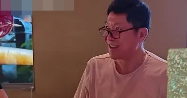KHÁCH ĐẾN CỔNG LÀM CHO CẬP VỢ CHỒNG Ở CÁP NHĨ TÂN BỐC NHỮNG TRÒ CHƠI KỊCH TÍNH KHI GỌI MÓN ĂN!