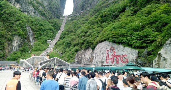 BÍ ẨN GƯƠNG MẶT NỮ DU KHÁCH ĐANG KHIẾN MỌI NGƯỜI ĐỂ Ý