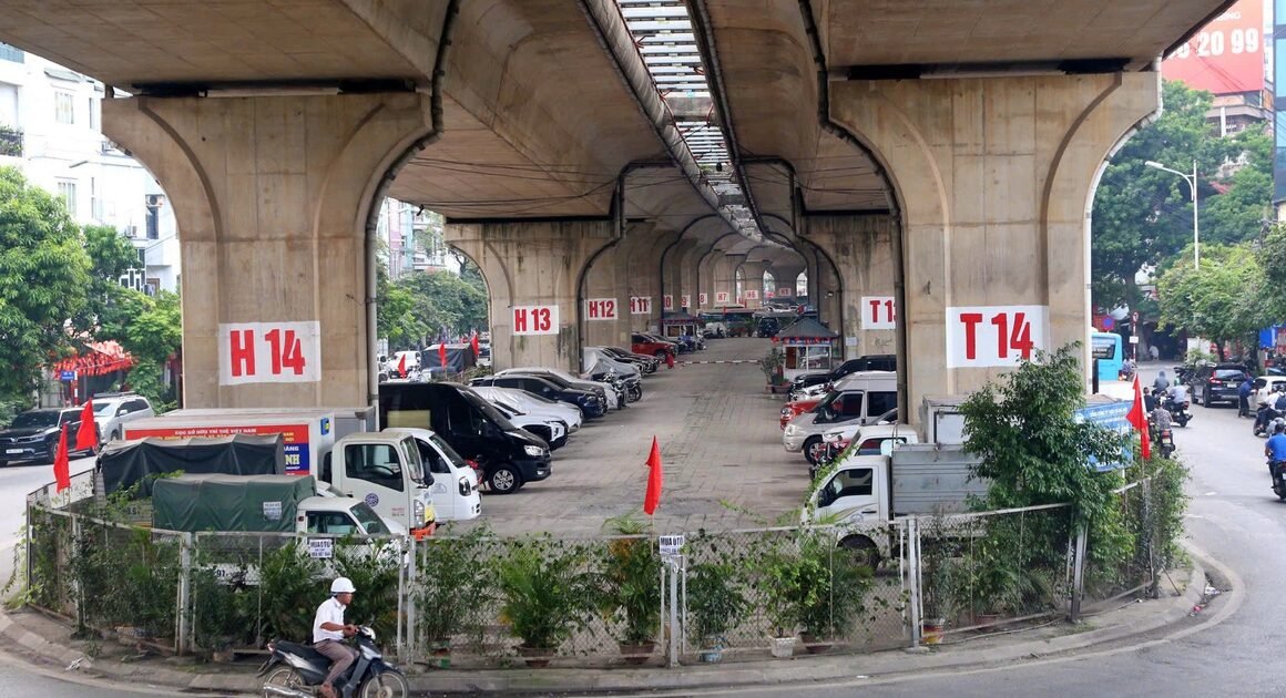 BÃI XE GẦM CẦU CẠN Ở HÀ NỘI ĐANG BỊ ĐỀ NGHỊ DI DỜI, NHƯNG VẪN CÒN CÓ NƠI MỞ CỬA, ĐÁNG CHỜ ĐỢI GÌ – BẢO ĐẢM AN TOÀN VÀ TRẬT TỰ!