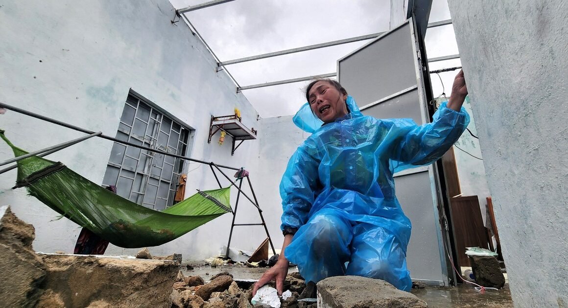 BÃO SỐ 10 GIẬT BAY TOÀN BỘ MÁI TÔN, CHỊ VÕ THỊ TÌNH THẢO QUA CẢNH TRẮNG TAY NGẬP TRÀN NỖI UỐN XUỐNG