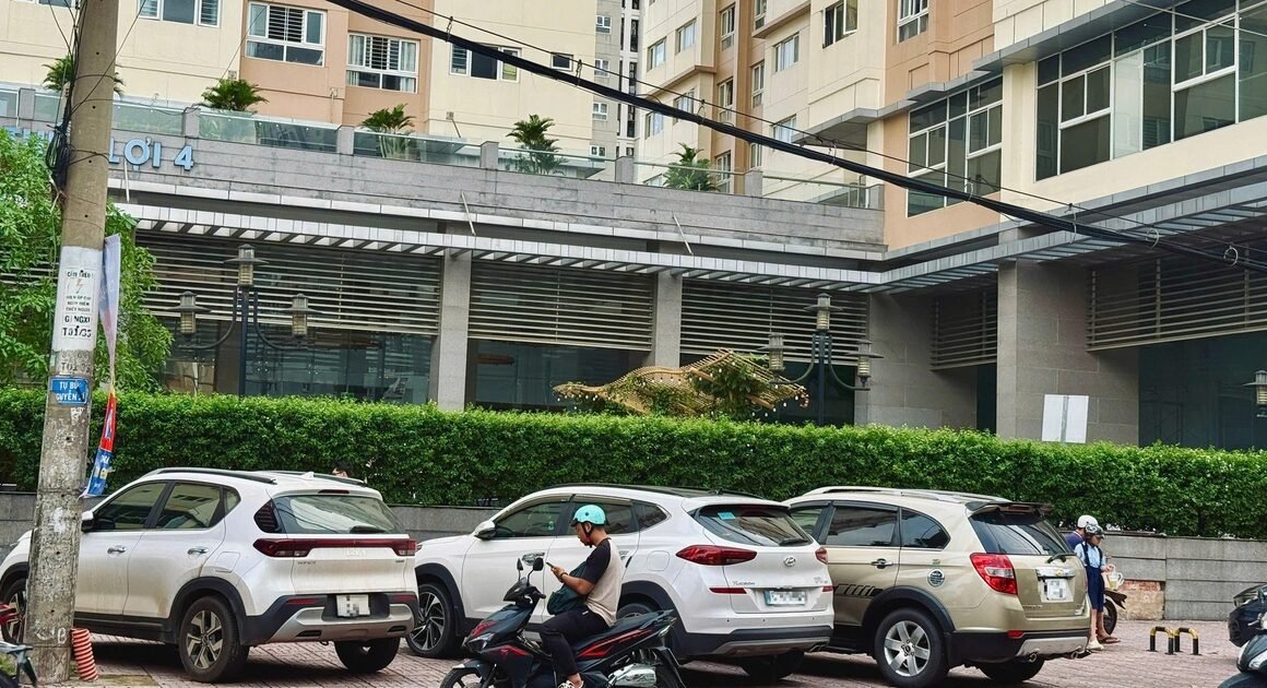 AI CÓ THỂ NGỜ ĐƯỢC AI ĐANG GHI LẠI ĐẬU XE TRÊN VỈA HÈ?