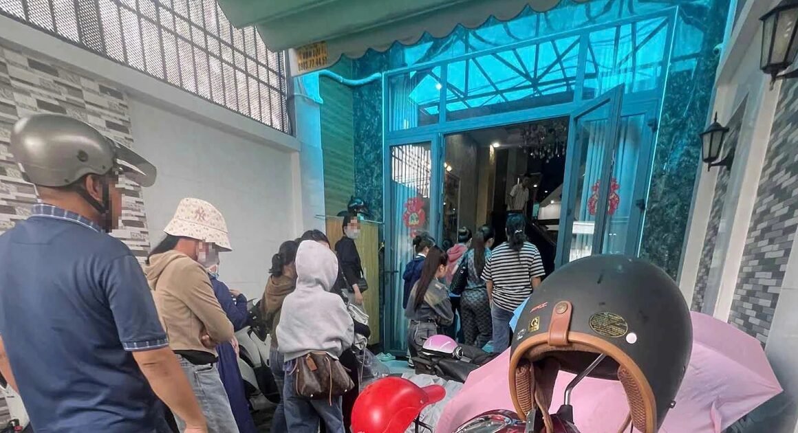 NGƯỜI DÂN TP.HCM TỤ TẬP HOẢN LOẠN, ĐÒI TIỀN TRONG VỤ VỞ HỤI KINH HOÀNG ĐẾN HƠN 200 TỶ ĐỒNG!