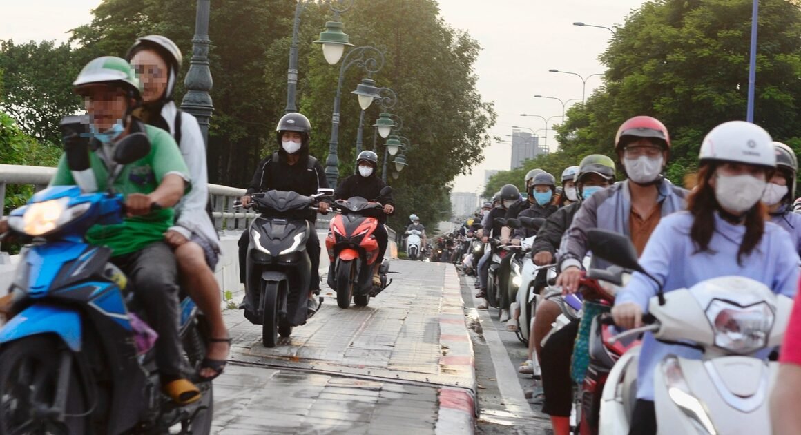 LANE ĐƯỜNG CHO XE ĐẠP SẮP ĐƯỢC CẤT GIỮ, NHƯNG XE MÁY VÔ TƯ TRÀN LẤN TRÊN VỈA HÈ!