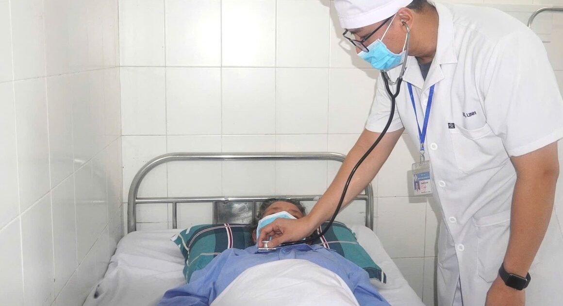 BỆNH NHÂN 62 TUỔI ĐỊNH TIẾT ĐIỂU TRỊ TẠI NHÀ, NHIỀU NGÀY KHÔNG GIẢM, BIẾN CHỨNG NGHIÊM TRỌNG GÂY SỐC NHIỄM TRÙNG VÀ HỘI CHỨNG SUY HÔ HẤP CẤP ARDS