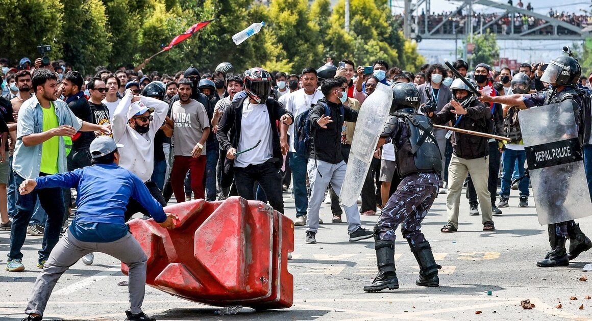 NHẬP KHẨU ĐAU THƯƠNG VÀO NEPAL: ÍT NHẤT 16 NGƯỜI BIỂU TÌNH GẶP TÀN VONG TRONG CUỘC ĐÁNH ĐÁU VỚI CẢNH SÁT TON | TIÊU CỰC, KIỆN CƠN BUỒN BỰC ỦNG HỘ NGHỊ QUYẾT PHẢI ĐẾN TỪ NGƯỜI DÂN!