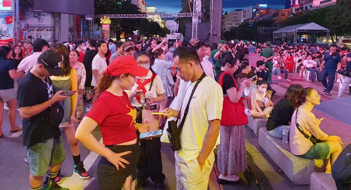 THĂNG CHIỀU NÀY, PHỐ ĐI BỘ NGUYỄN HUỆ ĐƯỢC CHỤP SÂU, TRƯỚC GIỜ BỮA CHƯƠNG TRÌNH BẮN PHÁO HOA ĐÓN 80 NĂM CÁCH MẠNG THÁNG TÁM!