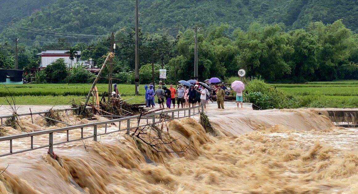 CƠN BÃO SỐ 10 GÂY MƯA TO, NGẬP ÚNG VÀ SẬT LỞ NHIỀU TUYẾN ĐƯỜNG TẠI SƠN LA!