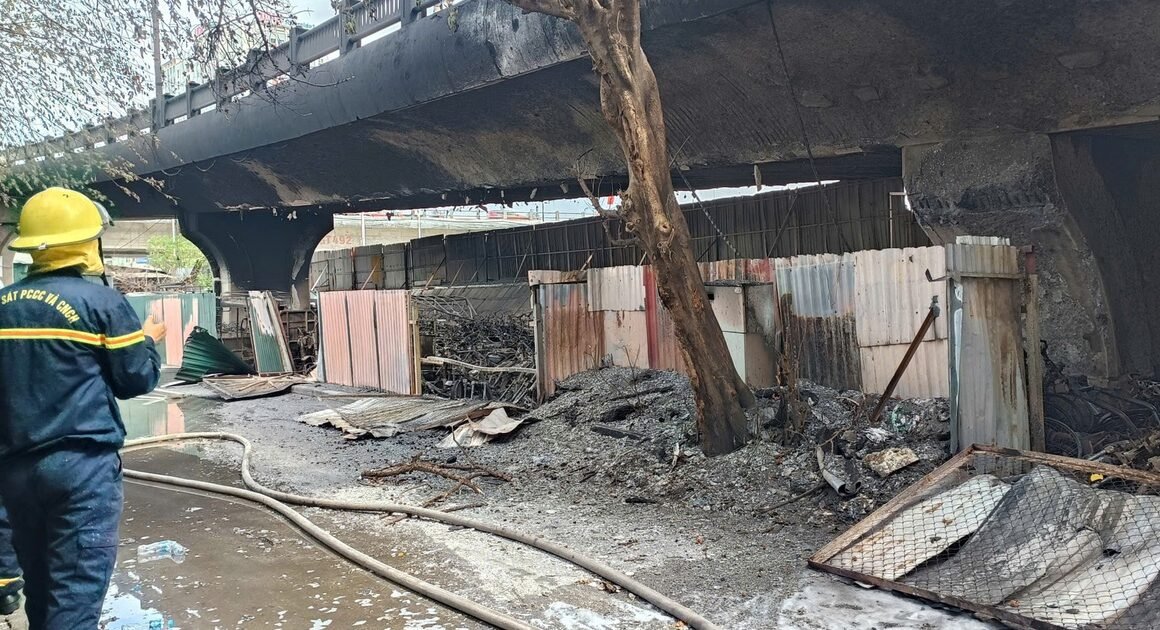 YÊU CẦU KHẨN: TÌM RÕ NGUYÊN NHÂN VỤ CHÁY BÃI TRÔNG GIỮ XE GẦM CẦU VĨNH TUY, HÀNG NGÀN XE MÁY BỊ PHÁ HỦY