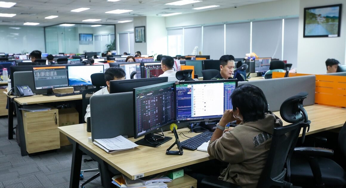 KHI MỨC PHẨU CẤP PHÉP HOẠT ĐỘNG TRONG TRUNG TÂM TÀI CHÍNH QUỐC TẾ, CÔNG TY CHỨNG KHOÁN PHẢI TUÂN THỦ NHỮNG QUY ĐỊNH NÀO?