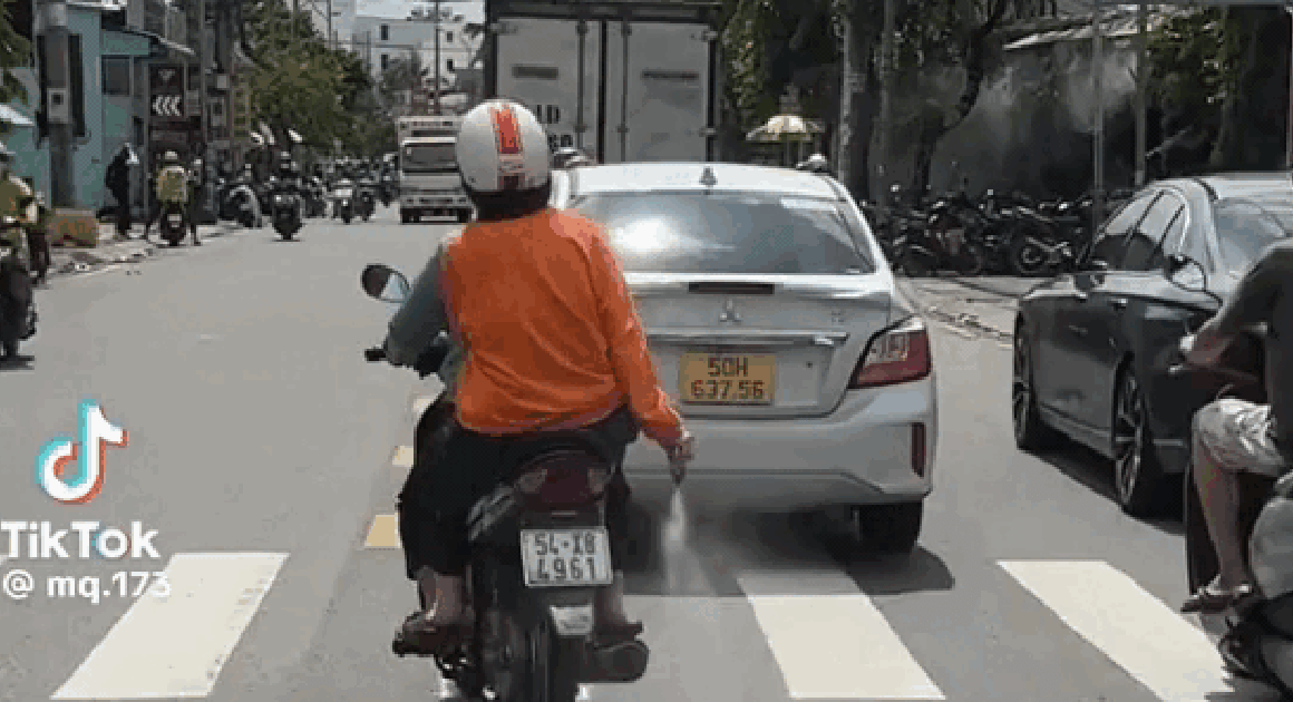 | AI: | **BẤT NGỞ CỦA NGƯỜI PHỤ NỮ TRÊN XE MÁY RẢI BỘT LẠ TRÊN ĐƯỜNG GÂY HOANG MANG** |