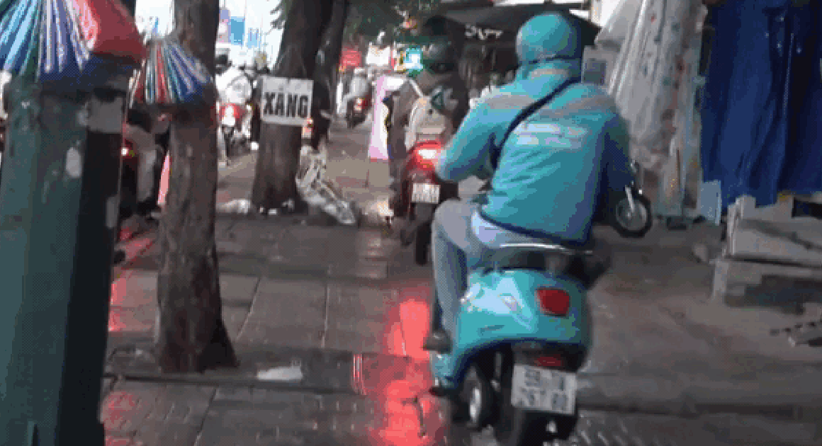 BẠN ĐÃ BỊ GHI HÌNH VÀ SẼ PHẠT HƠN 5 TRIỆU ĐỒNG CHỈ VÌ ĐI XE TRÊN VỈA HÈ!