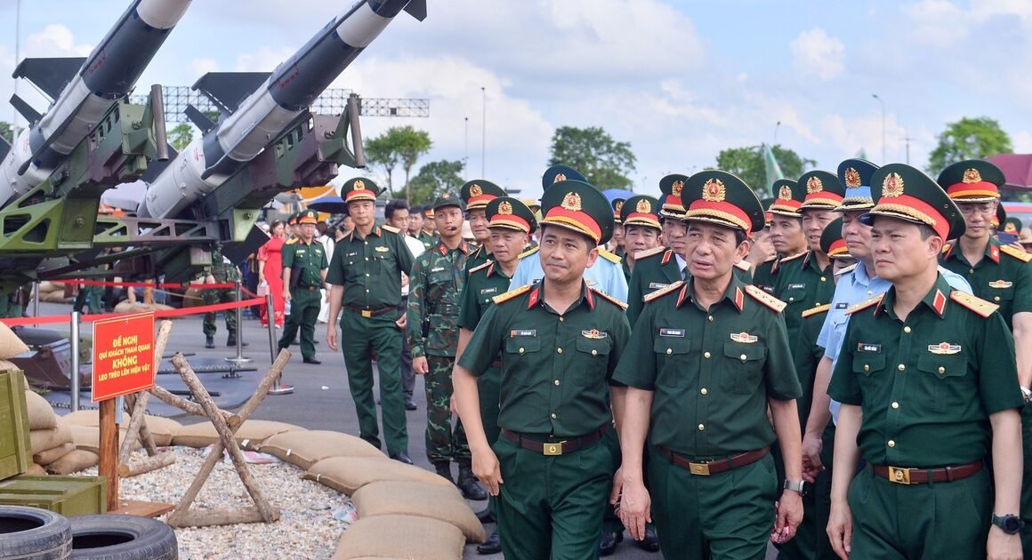 ĐẠI TƯỚNG PHAN VĂN GIANG ĐẾN KIỂM TRA VŨ KHÍ, TỪ TÊN LỬA SỐNG ĐỘNG ĐẾN PHÁO TỰ HÀNH HÀNG ĐẦU!