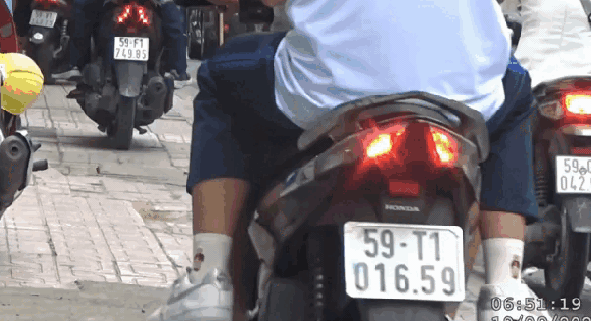 XẢY RA HÀNG TRĂM XE MÁY LIỀN NỐI ĐUÔI TRÊN VỈA HÈ, CẢNH SÁT GIAO THÔNG GHI LẠI TẬN GỐC!