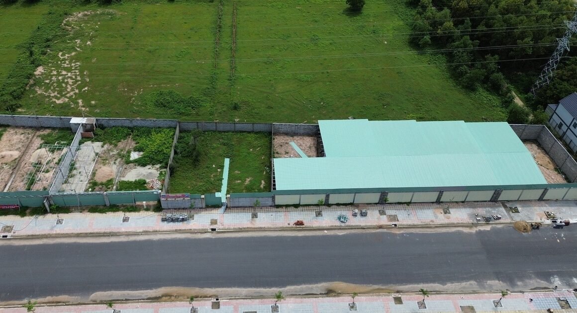 KHU VỰC ĐƯỜNG S CÓ GÌ ĐANG CHE GIẤU KHI NHỮNG HỘ DÂN XÂY NHÀ TRÁI PHÉP SONG SONG VỚI CẦU DÂY ĐIỆN CAO THẾ 220 KV?