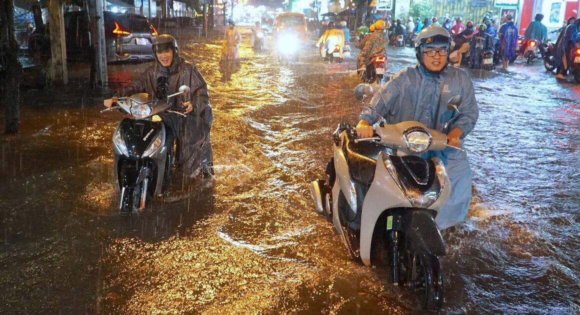 MƯA LỚN KÉO THEO NGẬP NẶNG, GIAO THÔNG KHÓ KHĂN TRÊN ĐƯỜNG NGUYỄN DUY TRINH!