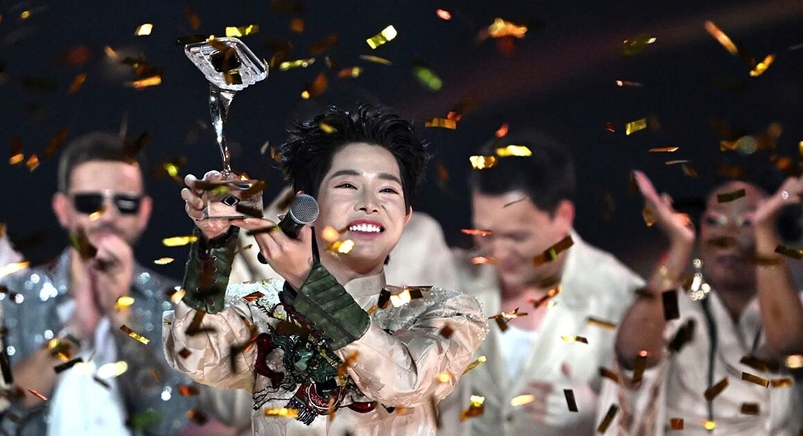 THẤY ĐƯỢC THÀNH TỰU XUẤT SẮC CỦA ĐỨC PHÚC, THỦ TƯỚNG ĐÃ GỬI LỜI CHÚC MỪNG GÂY NGƯỜI XUYÊN MẠNH!