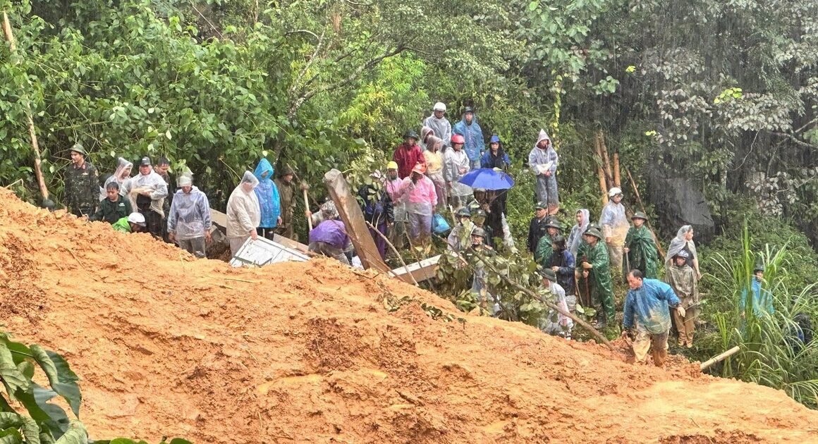 SẬT LỞ ĐÁNG SỢ Ở TUYÊN QUANG CUỐN TRÔI NGÔI NHÀ VÀ MẤT TÍCH 4 NGƯỜI TRONG GIA ĐÌNH