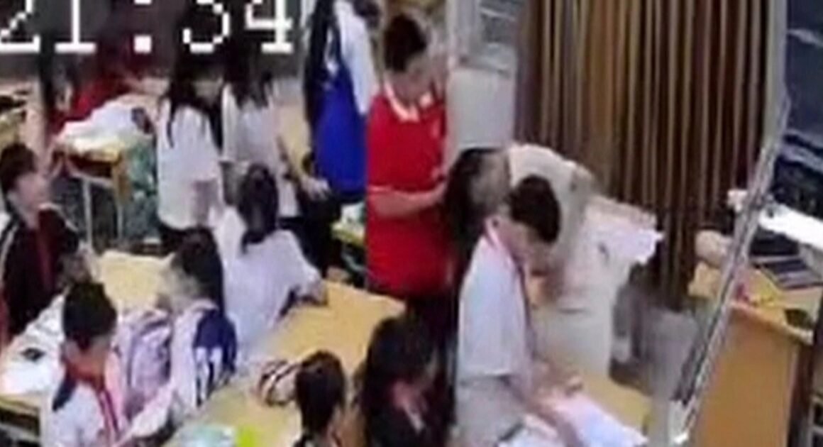 AI CẬP NHẬT VỤ NAM SINH GIẬT TÓC, DÙI ĐẦU GIÁO VIÊN NGÃ XUỐNG SÀN TRONG LỚP HỌC!