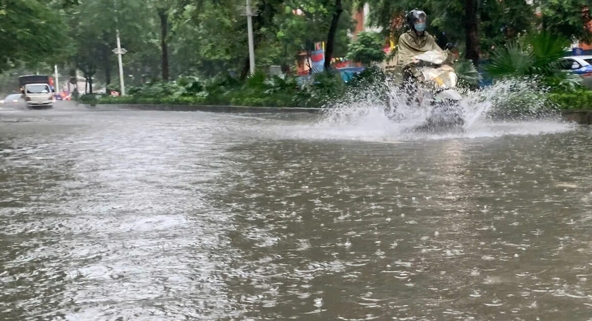 CUỘC CHIẾN VỚI MƯA LỚN VÀ LŨ SÔNG KHẨN CẤP ĐANG DIỄN RA Ở HÀ NỘI!