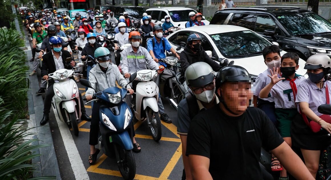 LOẠI VẠCH MẮT VÕNG CHO RẼ PHẢI KHI ĐÈN ĐỎ: TẠI SAO NHIỀU XE KHÔNG NHƯỜNG ĐƯỜNG?