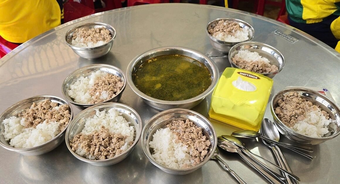 AI SẼ PHỤ TRÁCH KHI NIỀM TIN CỦA PHỤ HUYNH VỤT TẢO TRONG VỤ THỰC PHẨM BẨN Ở BẾP ĂN TRƯỜNG TIỂU HỌC?