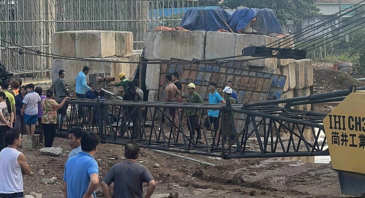 CẨU SẬP TRÊN CÔNG TRƯỜNG VÀNH ĐAI 3, 2 CÔNG NHÂN THƯƠNG VONG ĐẦY ĐÁNG SỐC