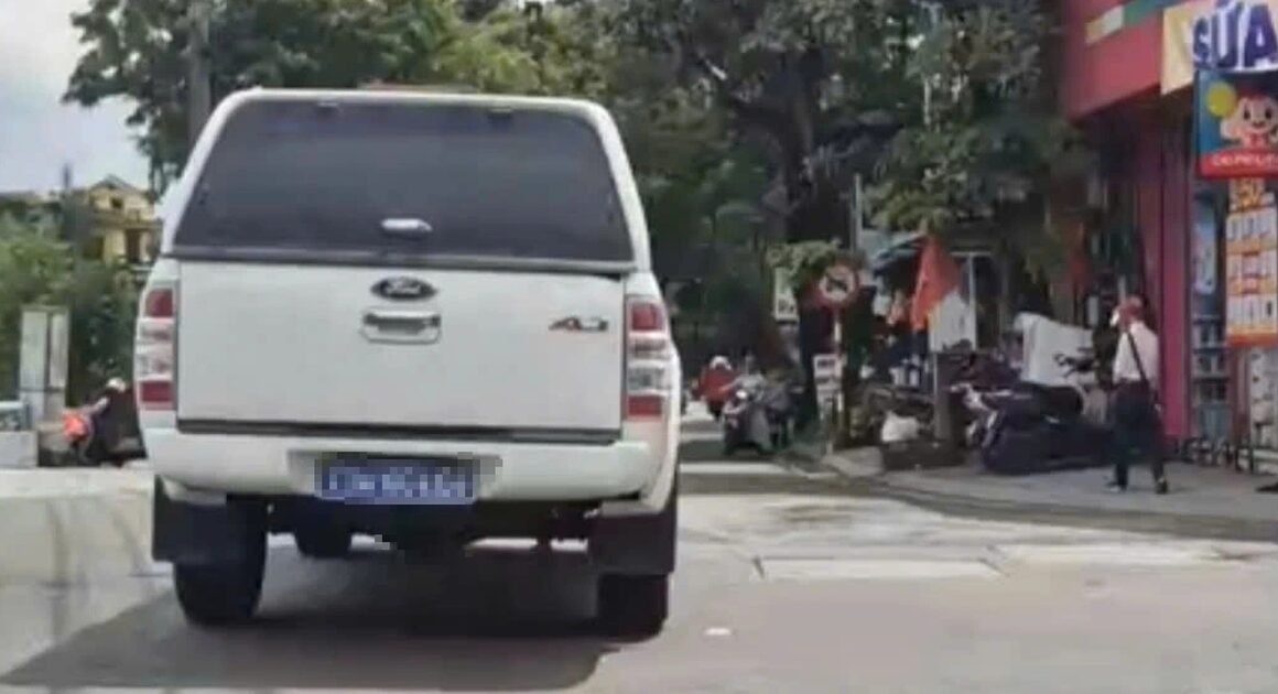 XE Ô TÔ BIỂN XANH PHÓNG NGƯỢC CHIỀU Ở HUẾ: CHẮC CHẮN CÓ NHIỀU ĐIỀU GÂY BẤT NGỜ!