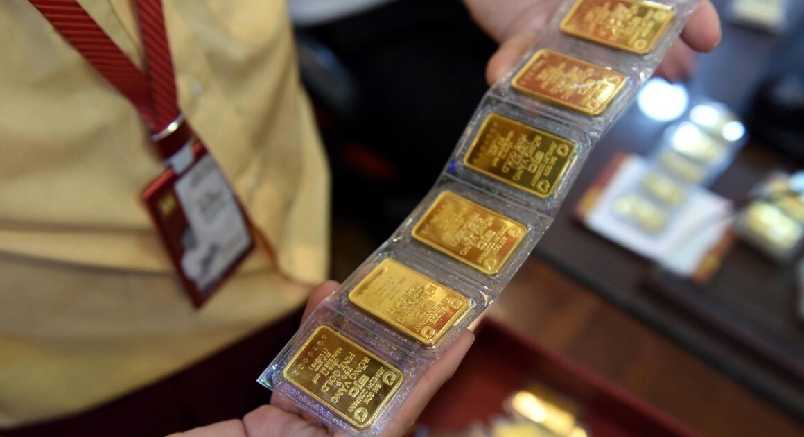 NGÂN HÀNG NHÀ NƯỚC BÁN VÀNG ĐỂ ỔN ĐỊNH THỊ TRƯỜNG, TẠI SAO SJC LẠI GÂM VÀNG VÀ CHÊNH LỆCH GIÁ?