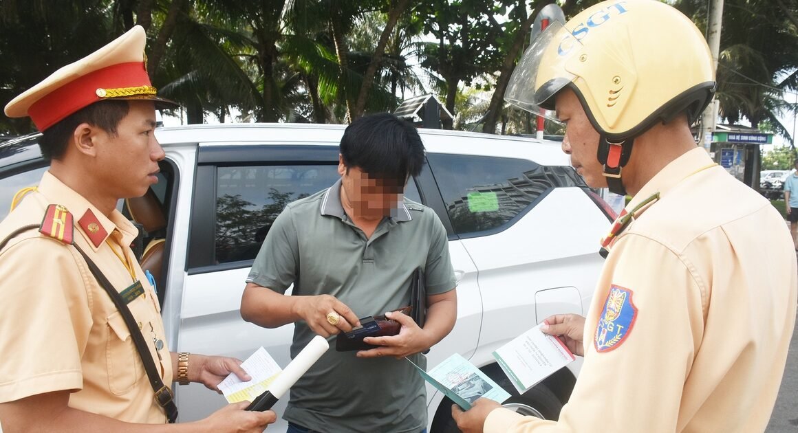 BẠN CÓ BIẾT CHIẾC XE ĐANG CHẠY, NGƯỜI Ở HÀNG GHẾ SAU VẪN CÓ NGUY CƠ BỊ PHẠT NẾU KHÔNG CẦM DÂY AN TOÀN?