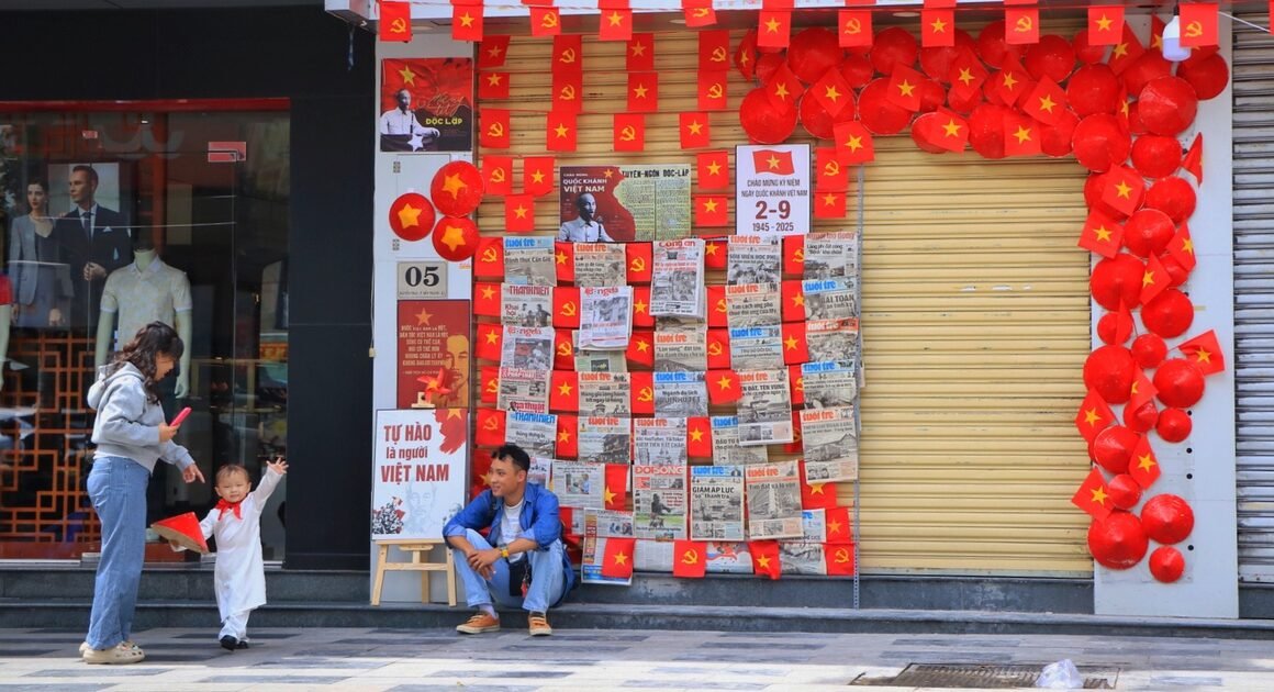 KHÁM PHÁ KHÔNG GỪNG KHÔNG KHỐI KHẮP TP.HCM HƯỚNG VỀ NGÀY QUỐC KHÁNH 80 NĂM VỚI MÀU CỜ ĐỎ SAO VÀNG RỰC RỠ!