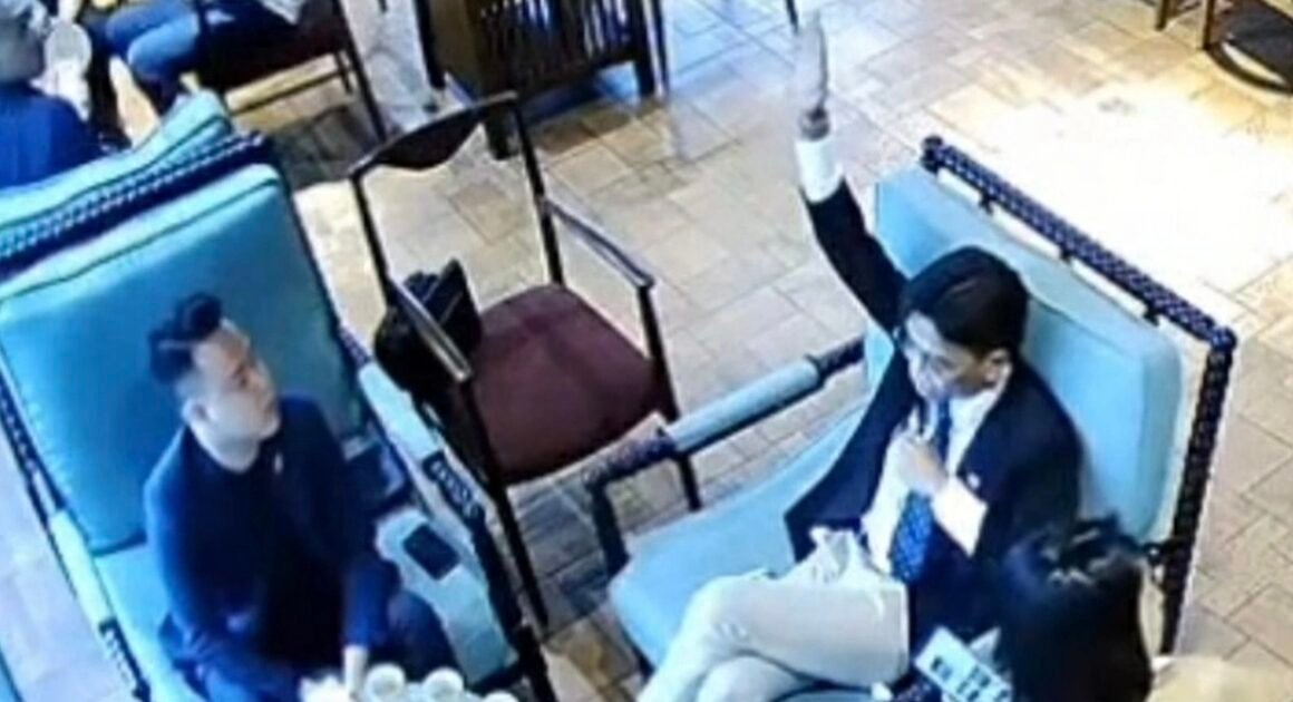 CONG AN HA NOI BẮT GIỮ NGHI PHẠM ĐÁNH NHÂN VIÊN QUÁN CÀ PHÊ DƯỚI ÁNH MẮT CỦA “TỔNG TÀI” LẮN NÉT!