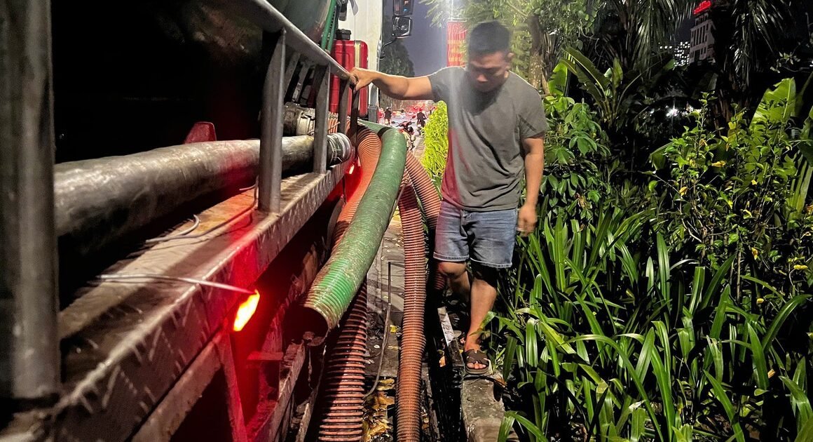 _3 NGƯỜI BỊ BẮT GIỮ VÌ TỘI XẢ TRỘM CHẤT THẢI GÂY Ô NHIỄM MÔI TRƯỜNG TẠI SÔNG TÔ LỊCH, BƯỚC ĐỘT LÊN DƯ LUẬN_