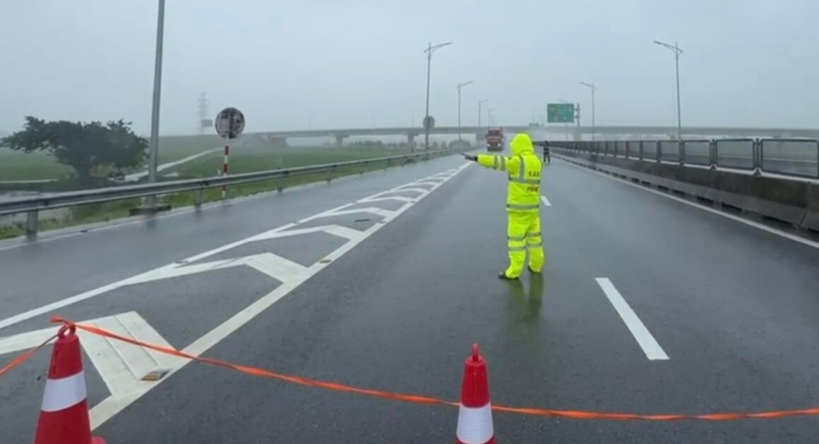 CẢN ĐƯỜNG CAO TỐC BẮC – NAM VÌ BÃO SỐ 10, ĐẢM BẢO AN TOÀN TÍNH MẠNG NGƯỜI DÂN!