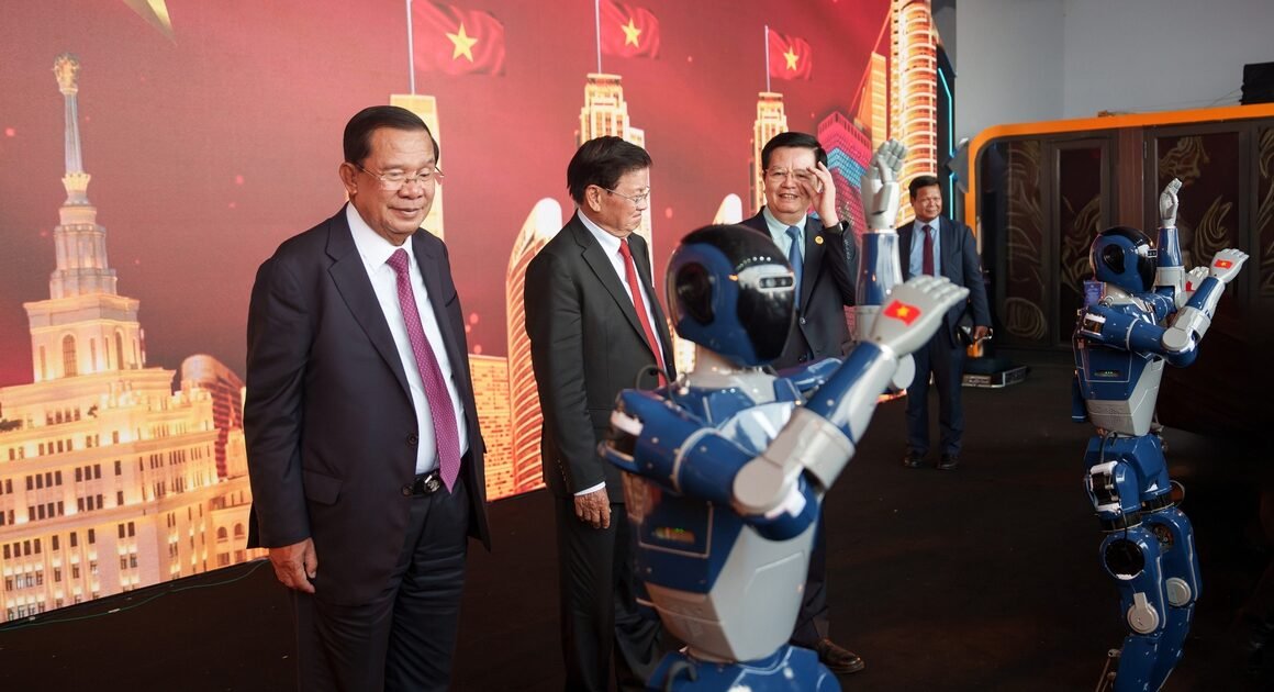 NHẬN ĐÓN CÁC LÃNH ĐẠO CHÁNH TRỊ THẾ GIỚI ĐẾN THAM QUAN TRIỂN LÃM ĐẤT NƯỚC VIỆT NAM VỚI NHỮNG SẢN PHẨM CÔNG NGHỆ ĐẬM CHẤT VIỆT NAM