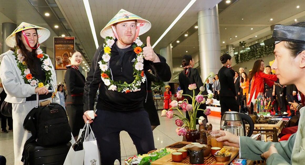 HƠN 1,68 TRIỆU KHÁCH QUỐC TẾ ĐẾN VIỆT NAM THÁNG 8, CỰC KỲ ĐỘC ĐÁO VÀ BẤT NGỜ!