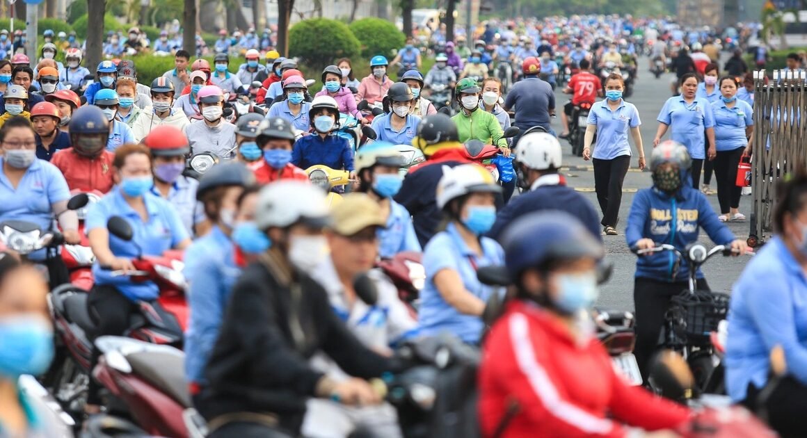LO ÂU THEO DÕI ĐÀ LAO ĐỘNG RỜI TP.HCM: GIẢI PHÁP NÀO ĐANG ĐƯỢC NGHIÊN CỨU?