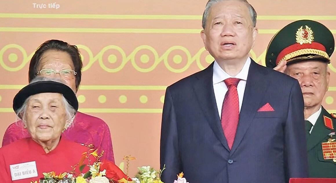 BÊN CẠNH TỔNG BÍ THƯ, CẢM XÚC VÀT VẦN CỦA MẸ VIỆT NAM ANH HÙNG TRẦN THỊ HUYẾN KHI ĐƯỢC XẾP NGỒI TRONG LỄ KỶ NIỆM 80 NĂM QUỐC KHÁNH!